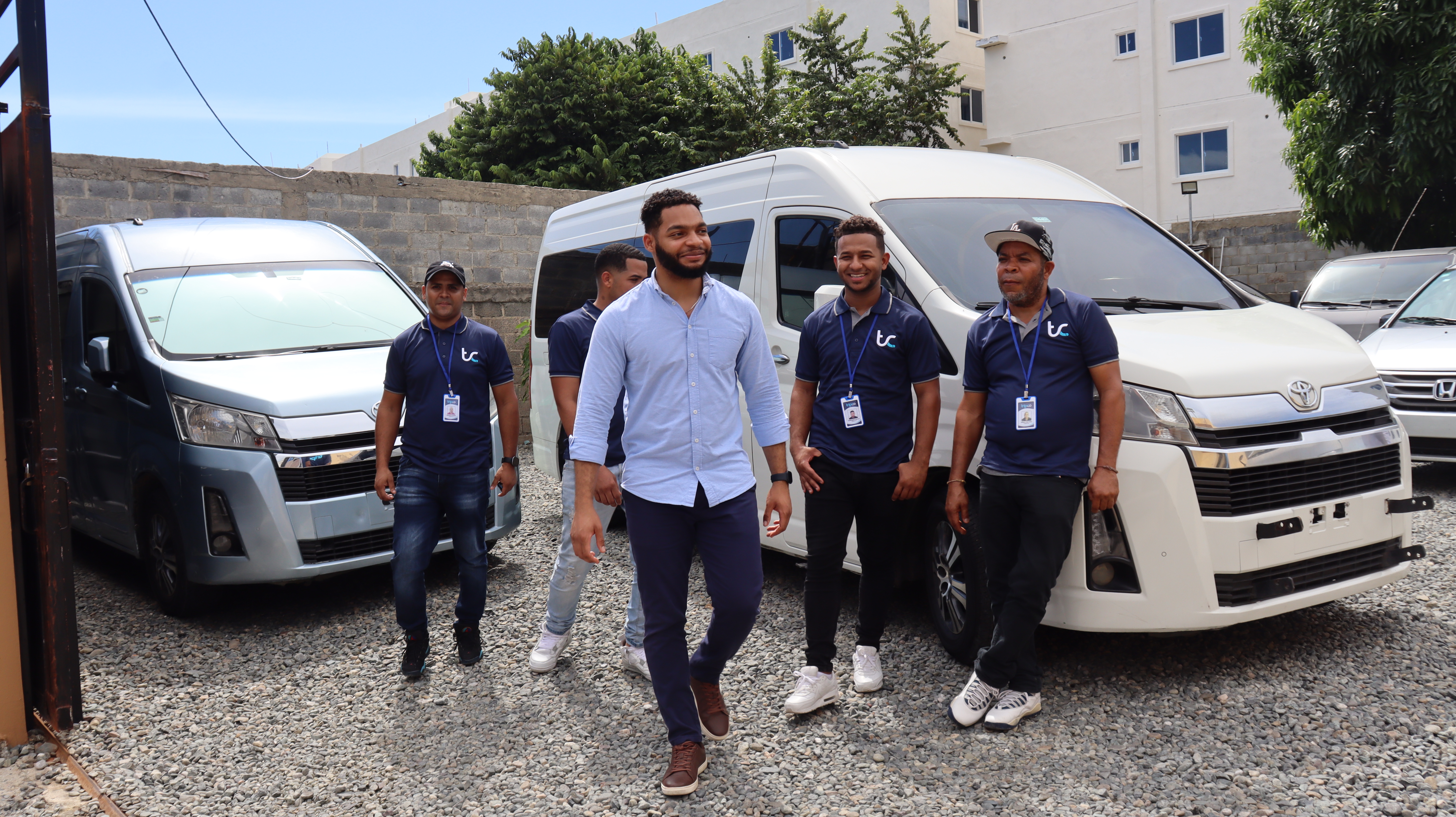 Equipo de Tripco caminando junto a su flotilla de transporte