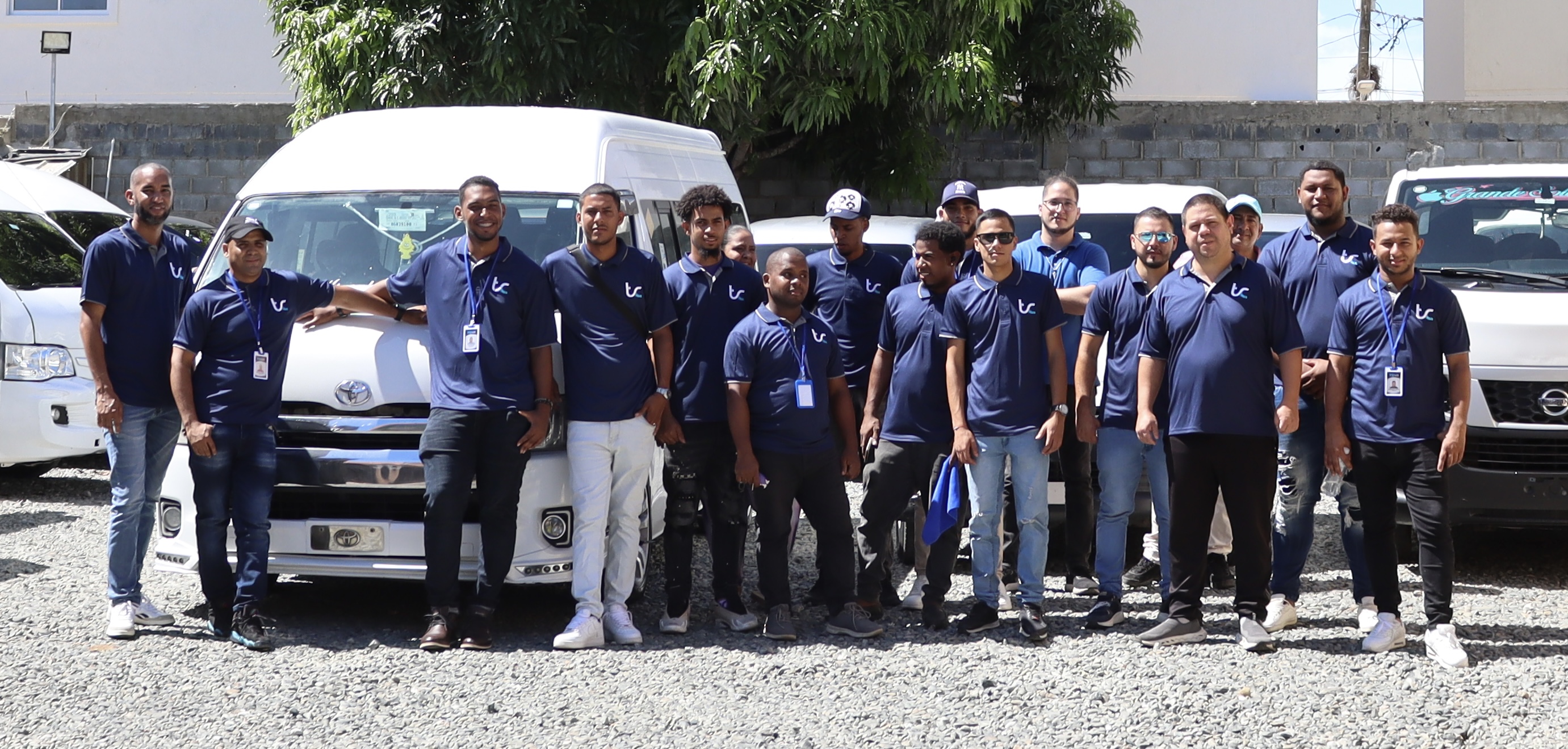 Equipo completo de Tripco reunido frente a su flotilla